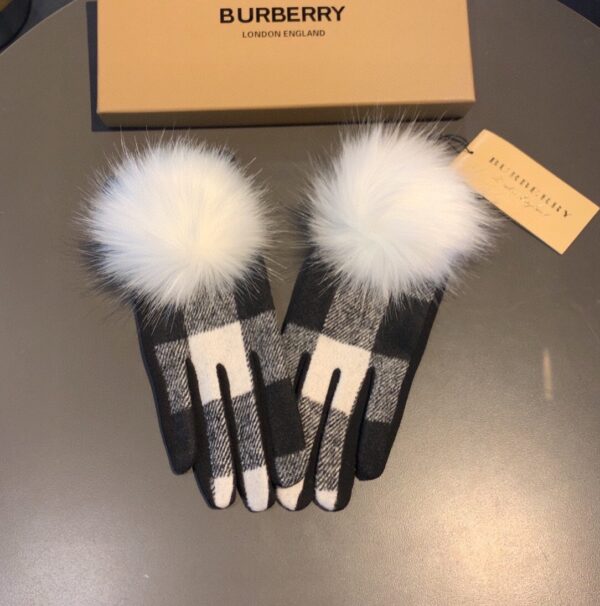 Burberry Cashmere Gloves In Black & White