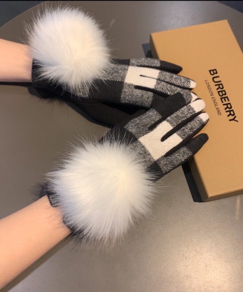Burberry Cashmere Gloves In Black & White