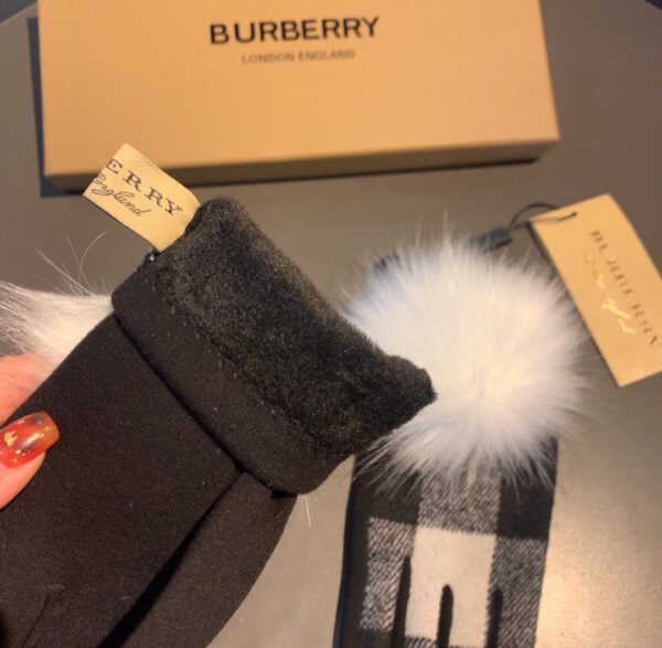 Burberry Cashmere Gloves In Black & White