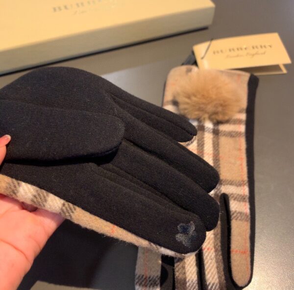Burberry Cashmere Gloves In Brown