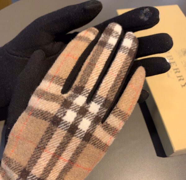 Burberry Cashmere Gloves In Brown
