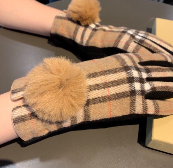 Burberry Cashmere Gloves In Brown