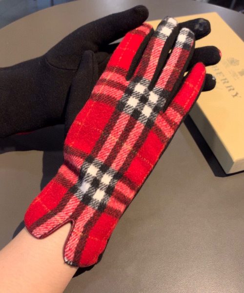 Burberry Cashmere Gloves In Red