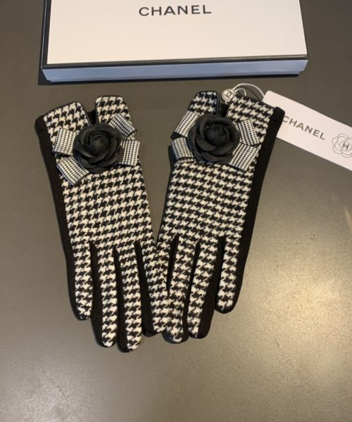 Burberry Cashmere Gloves In White