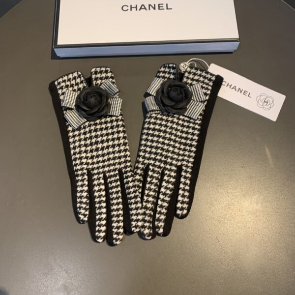 Burberry Cashmere Gloves In White