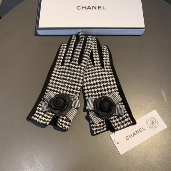 Burberry Cashmere Gloves In White