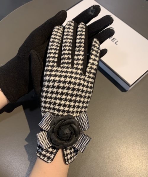 Burberry Cashmere Gloves In White