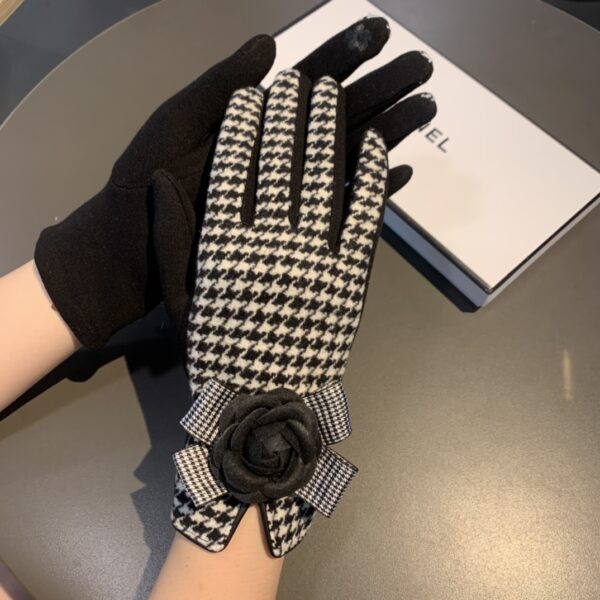 Burberry Cashmere Gloves In White