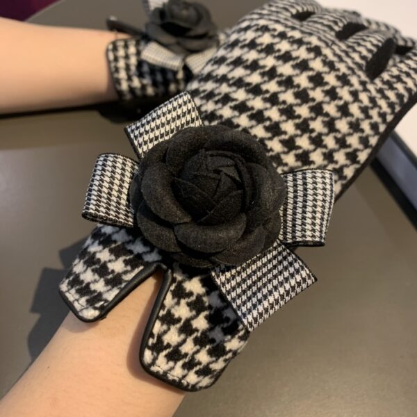 Burberry Cashmere Gloves In White