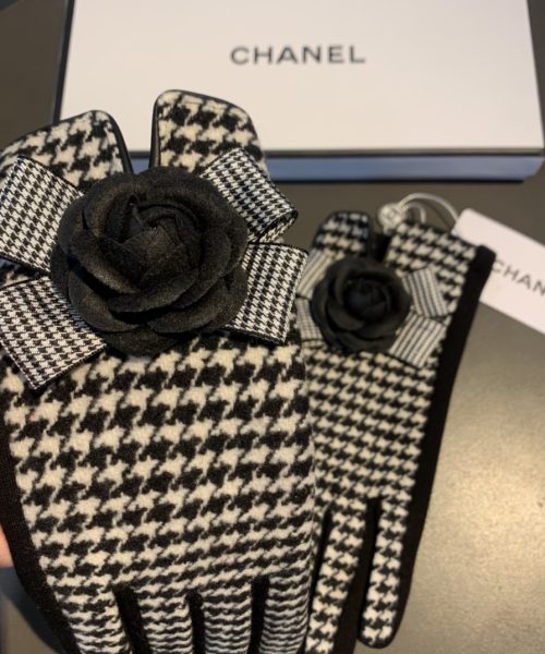 Burberry Cashmere Gloves In White