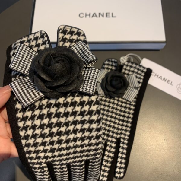 Burberry Cashmere Gloves In White