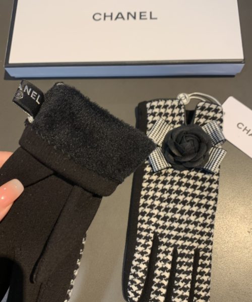 Burberry Cashmere Gloves In White