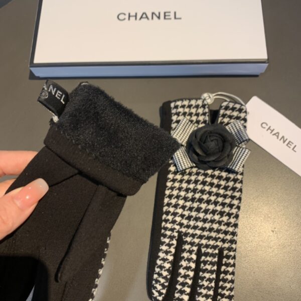 Burberry Cashmere Gloves In White