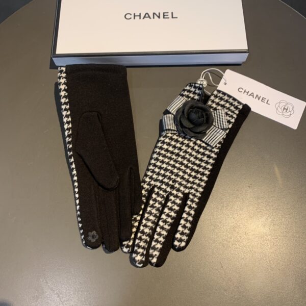 Burberry Cashmere Gloves In White