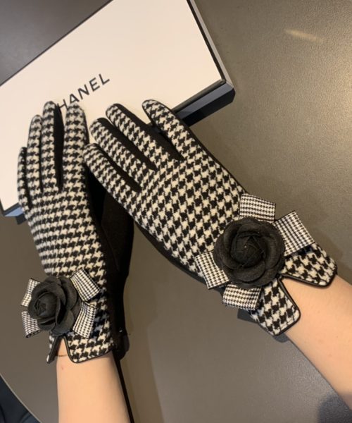 Burberry Cashmere Gloves In White