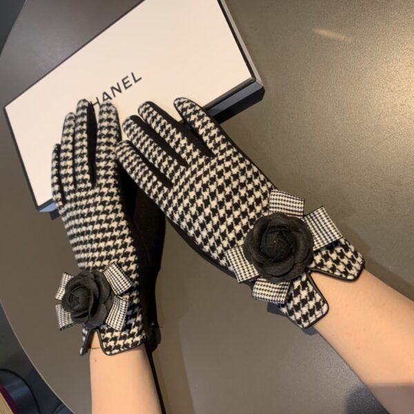 Burberry Cashmere Gloves In White