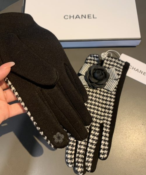 Burberry Cashmere Gloves In White