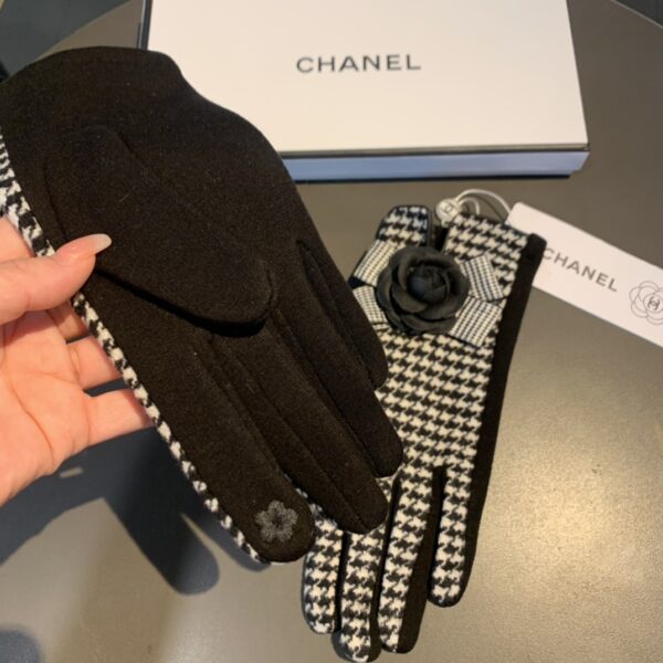 Burberry Cashmere Gloves In White