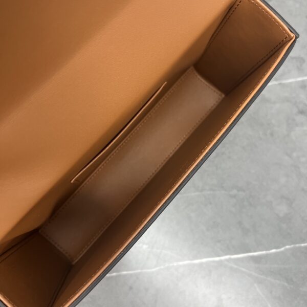 1:1 Replica Celine Box Triomphe Tan For Women 9in/22cm 199993BFN.04LU