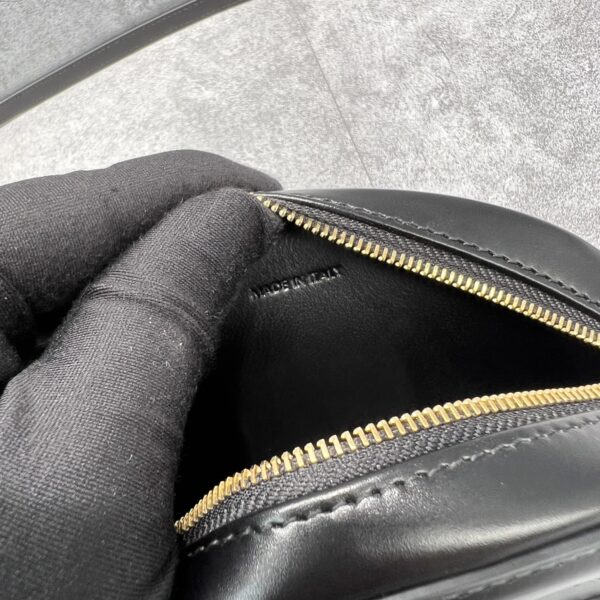 1:1 Replica Celine Crossbody Oval Purse Cuir Triomphe Black For Women 6in/16cm 10I703DPQ.38NO