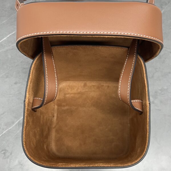 1:1 Replica Celine Medium Box Cuir Triomphe Tan For Women 6in/16cm 199253DU3.04LU
