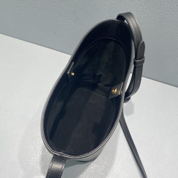 1:1 Replica Celine Small Bucket Cuir Triomphe Black For Women 9in/22cm 198243DU3.38NO