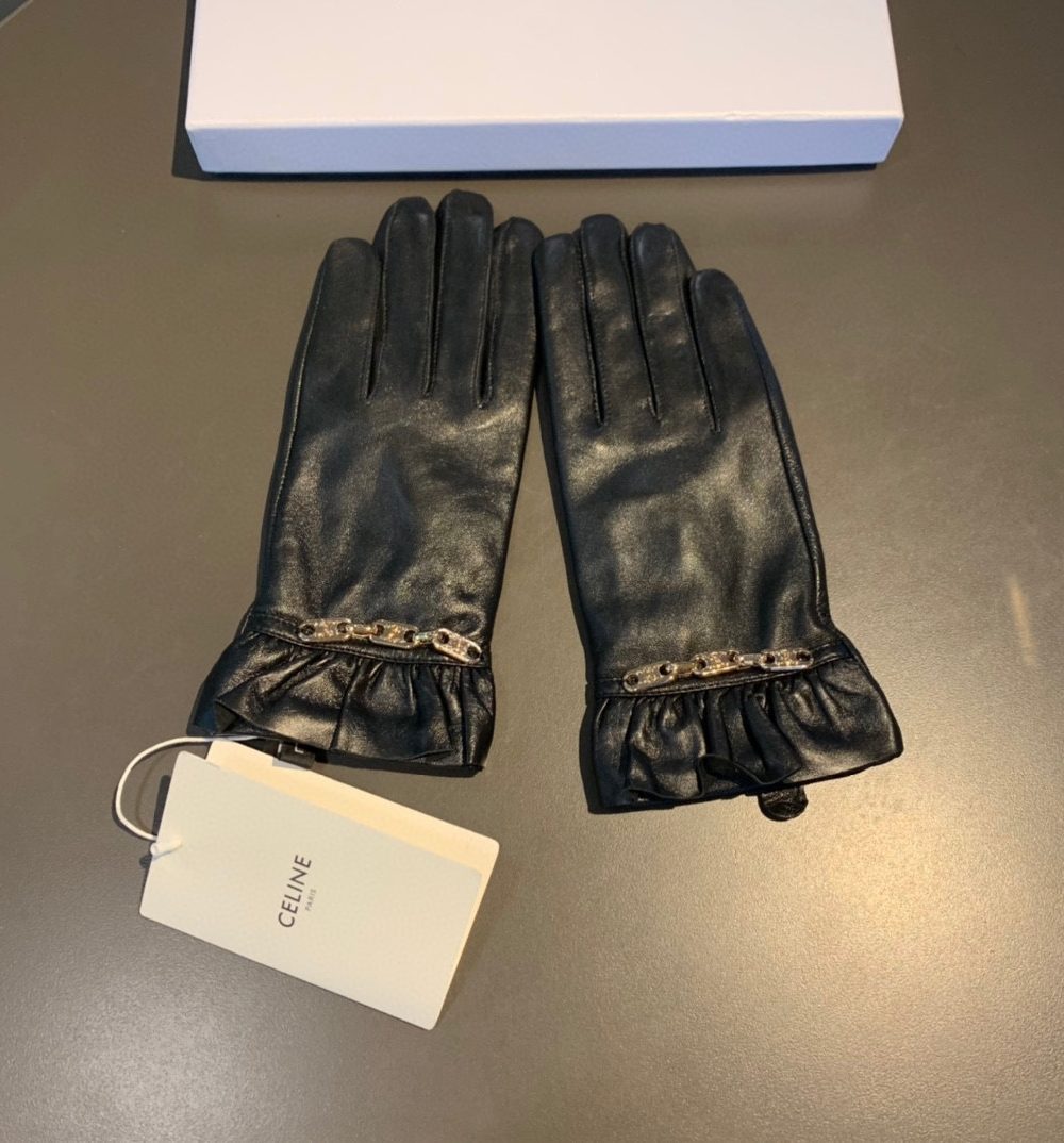 Celine Triomphe Gloves In Black