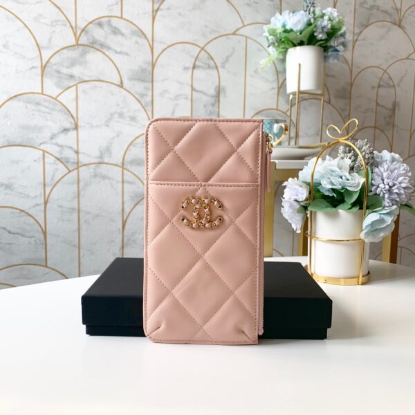 Chanel 19 Matelasse Phone and Card Case Pink Bag For Women 19cm/7.5in