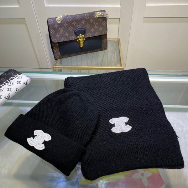 Chanel Beanie & Scarf Set In Black