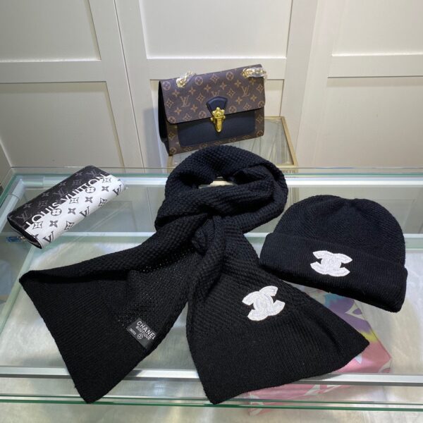 Chanel Beanie & Scarf Set In Black