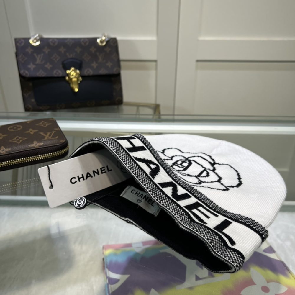 Chanel Beanie In White - Image 3