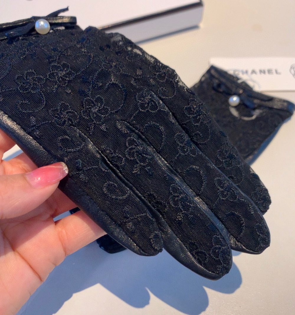 Chanel Gloves In Black