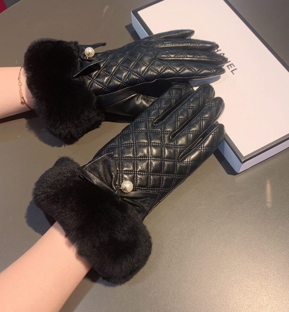 Chanel Gloves In Black