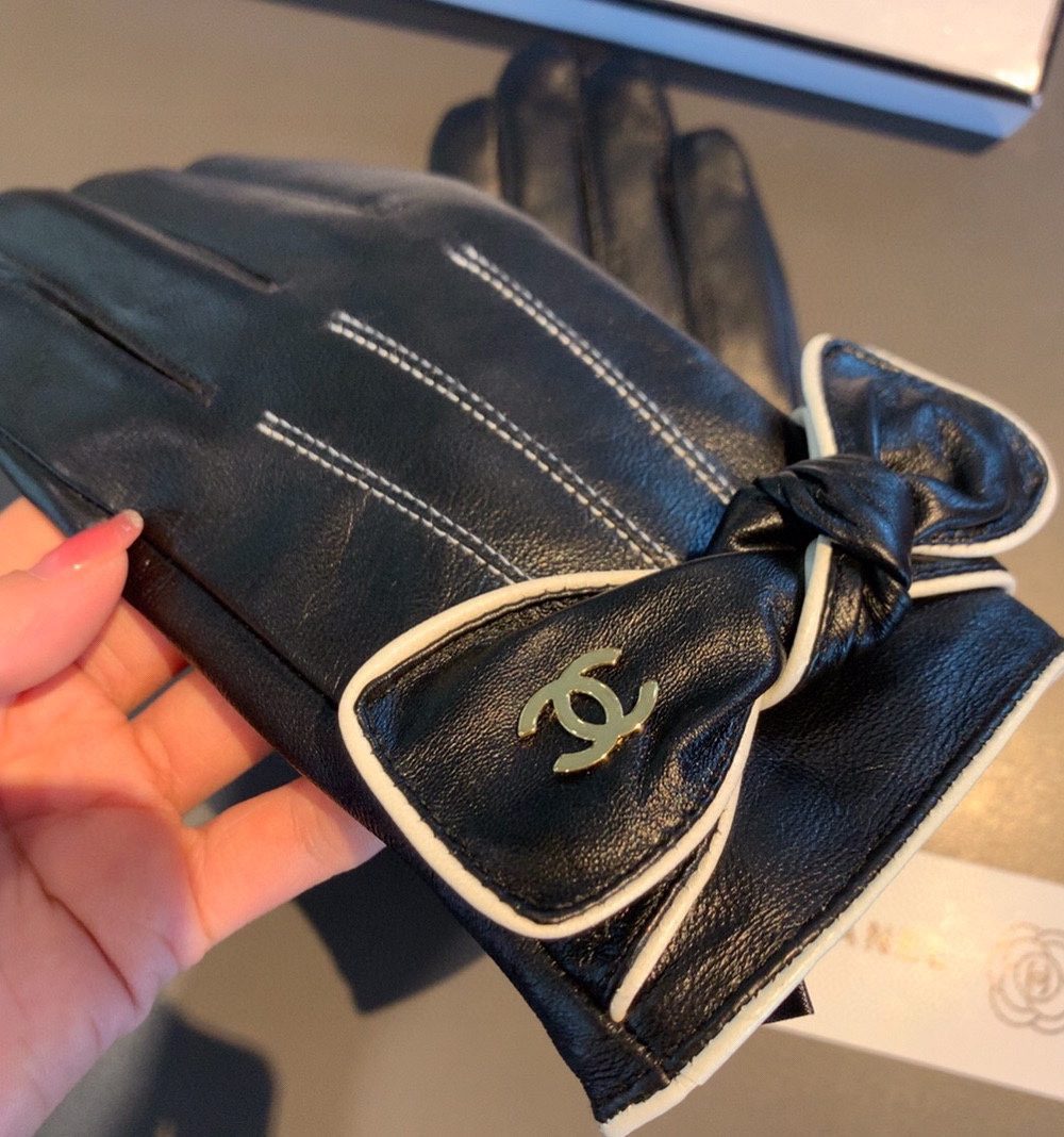 Chanel Gloves In Black