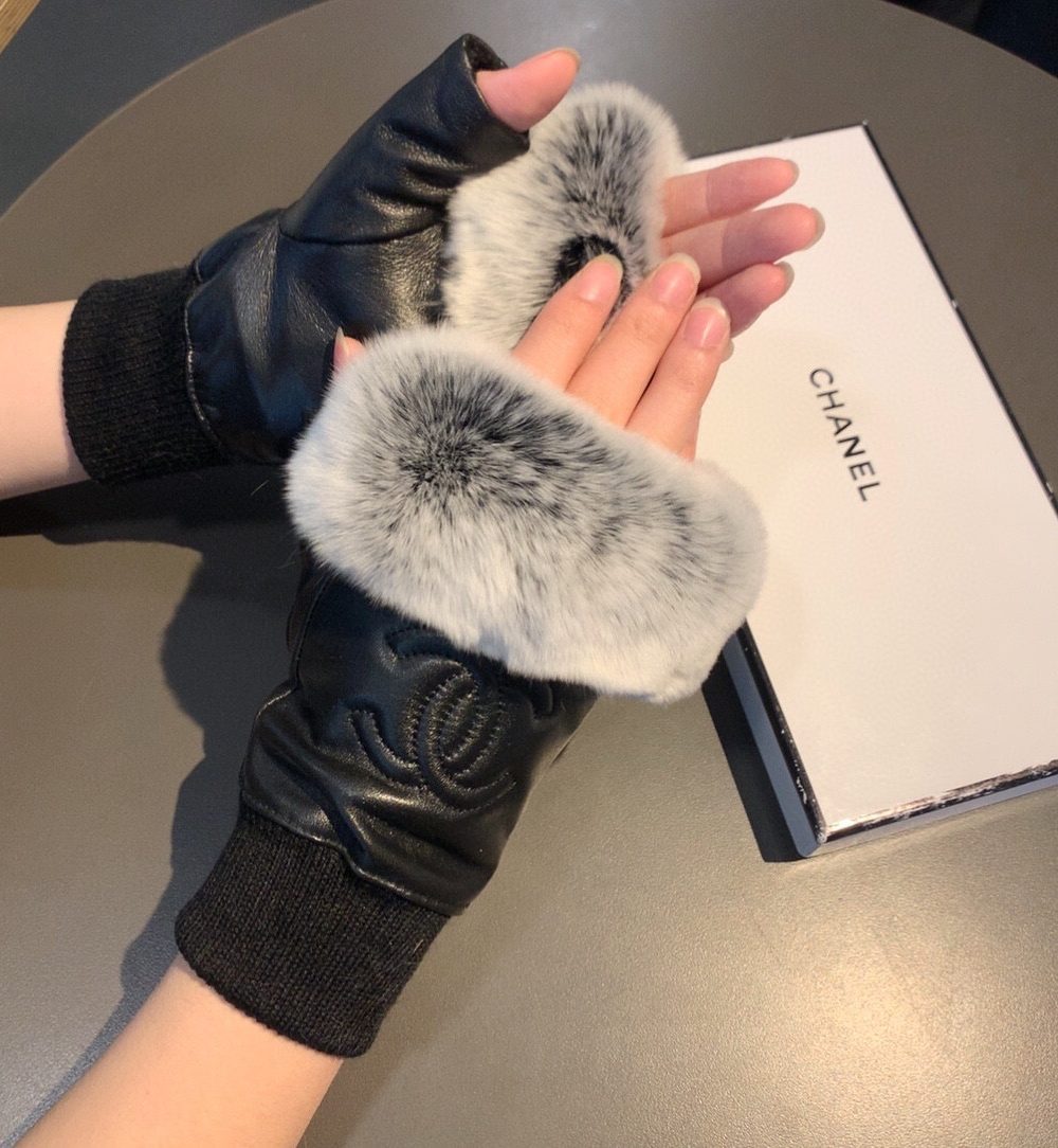 Chanel Gloves In Black