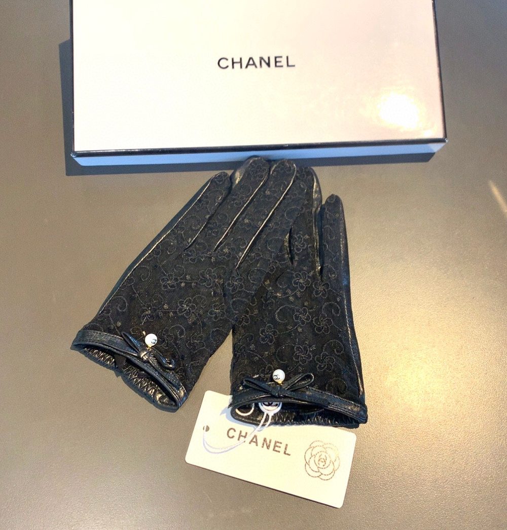 Chanel Gloves In Black
