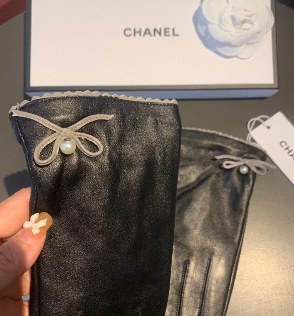 Chanel Gloves In Black