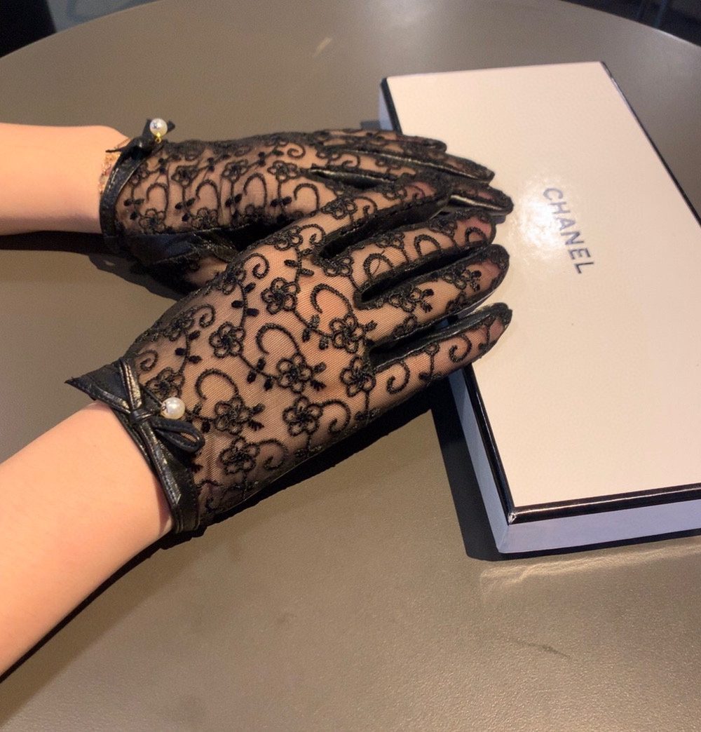 Chanel Gloves In Black
