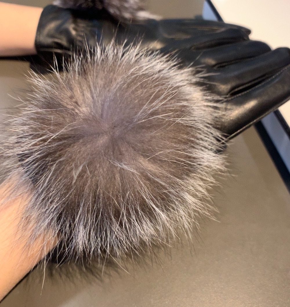 Chanel Gloves In Black