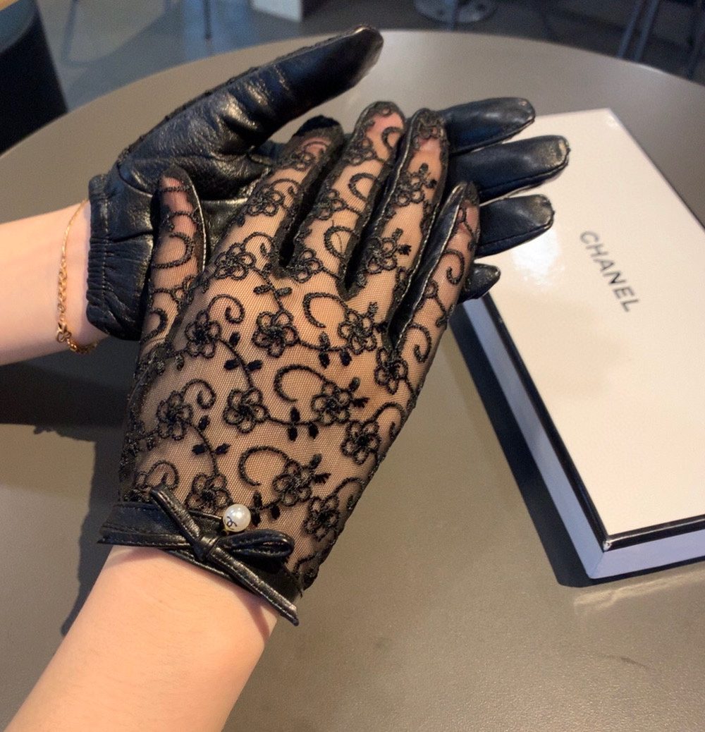 Chanel Gloves In Black