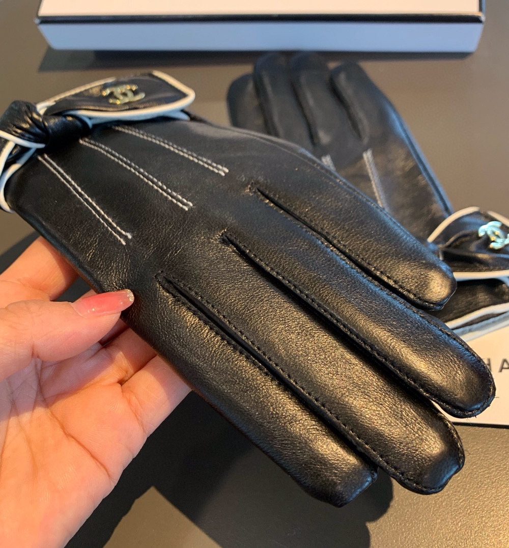 Chanel Gloves In Black