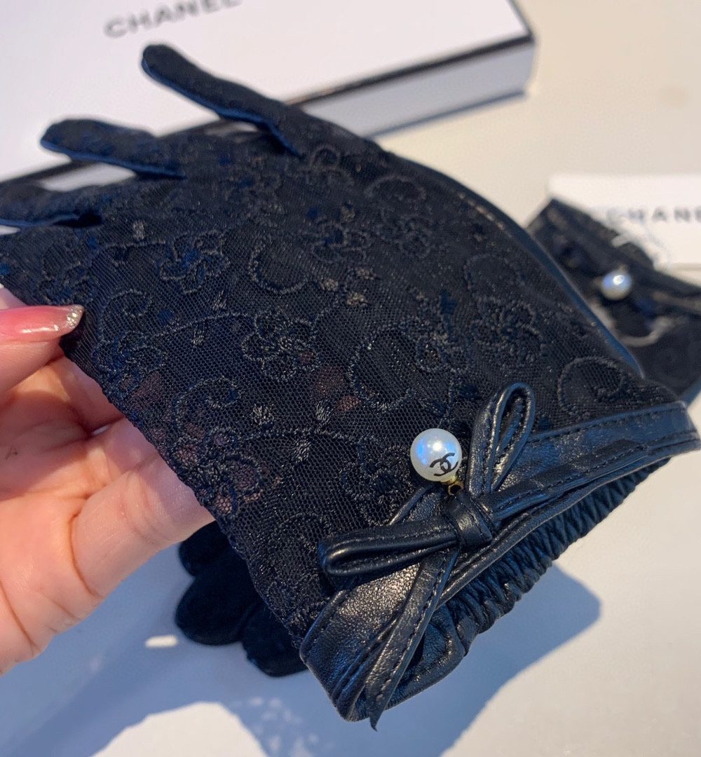 Chanel Gloves In Black