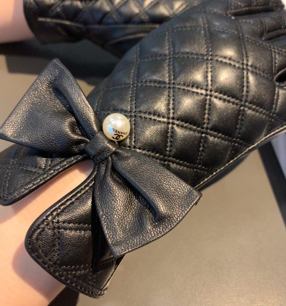 Chanel Gloves In Black
