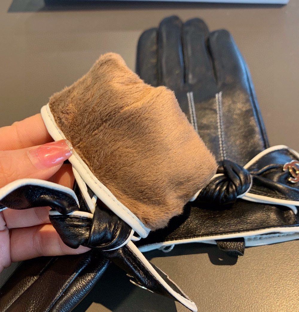 Chanel Gloves In Black