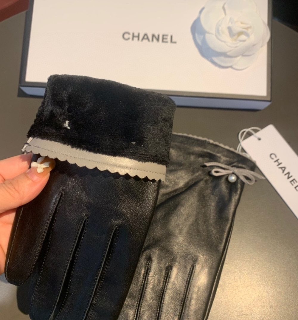 Chanel Gloves In Black
