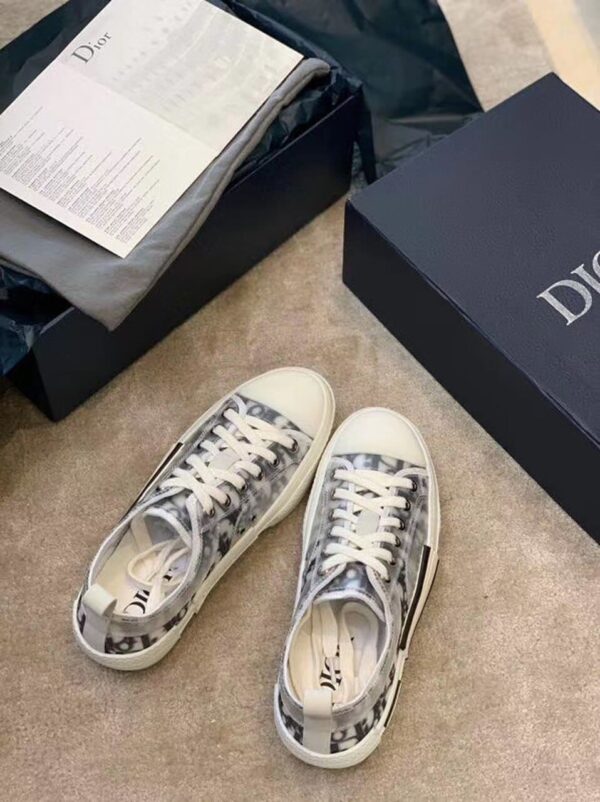 Christian Dior B23 Low-Top Sneaker White And Black Dior Oblique Canvas White/Black For Women CD 3SN249YJP_H069