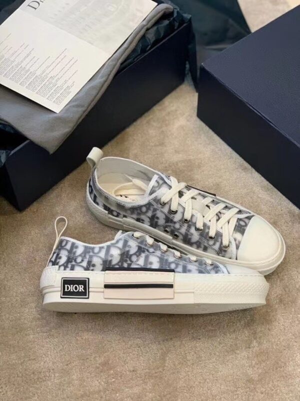 Christian Dior B23 Low-Top Sneaker White And Black Dior Oblique Canvas White/Black For Women CD 3SN249YJP_H069