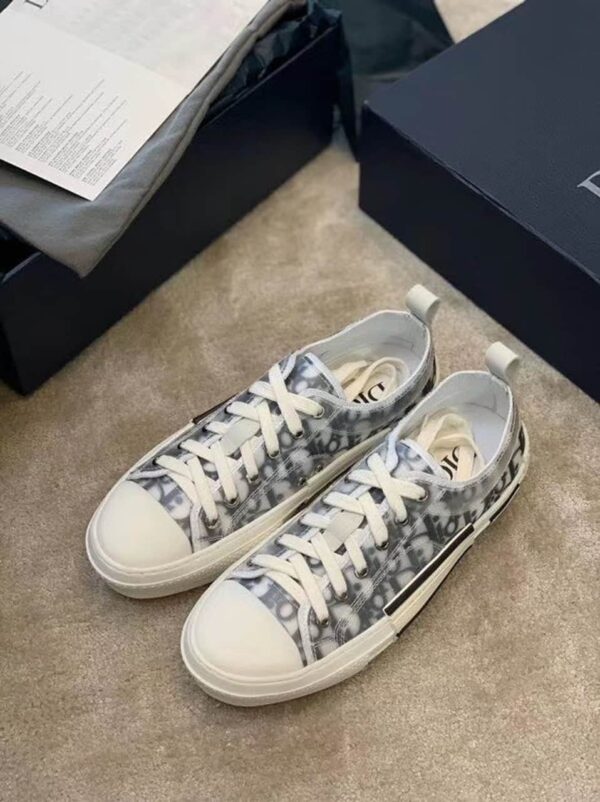 Christian Dior B23 Low-Top Sneaker White And Black Dior Oblique Canvas White/Black For Women CD 3SN249YJP_H069