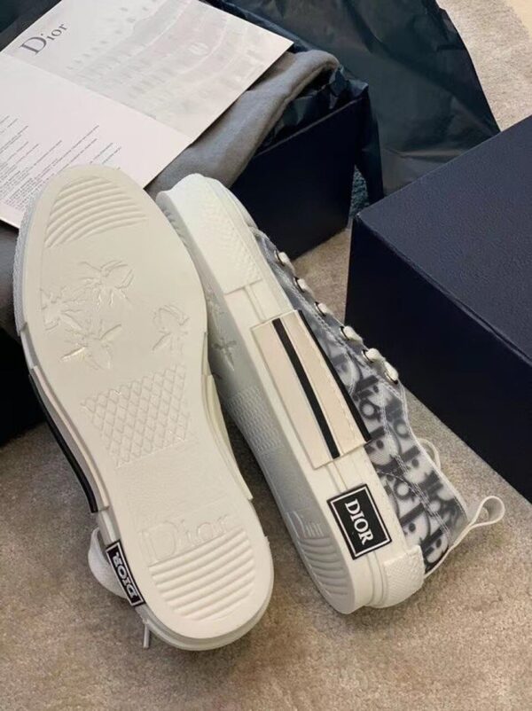 Christian Dior B23 Low-Top Sneaker White And Black Dior Oblique Canvas White/Black For Women CD 3SN249YJP_H069