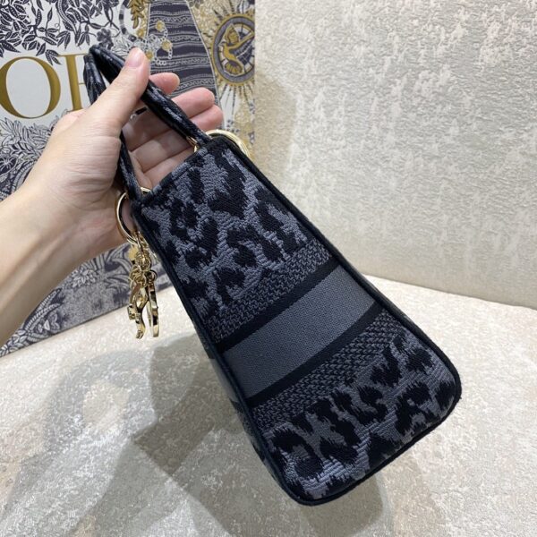 1:1 Replica Christian Dior Medium Dior Lady D-Lite Bag Blue and Black Mizza Embroidery, Blue and Black, For Women Women's Handbags, Crossbody Bags, 24cm CD M0565ORHM_M962